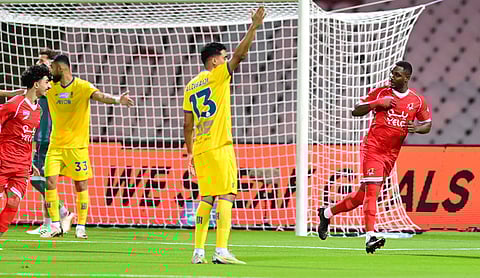 فرحة أوديون إيغالو لاعب الوحدة بتسجيل هدف في مرمى العروبة