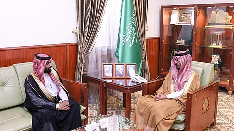 محافظ الخرج يستقبل "العنزي" ويشيد بموقفه الإنساني تجاه طلابه