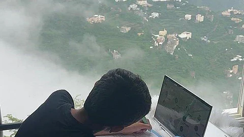 قمم يعلوها الضباب وسفوح اكتست بالأخضر.. تفاعل كبير مع صورة لطالب بفيفاء يدرس "عن بُعد"