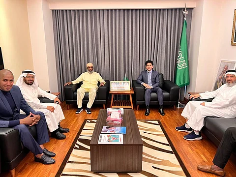 دعم سعودي للقافلة الجراحية في غينيا.. وسفير المملكة ينوه بجهود "الندوة العالمية"