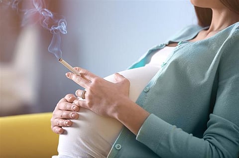 "ولادة جنين ميت" نهاية المطاف.. "تحصيل ابنك الأكاديمي في خطر" بسبب "أمّ تدخن"!