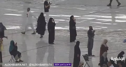 شاهد.. قاصدو الحرم المكي يستمتعون بالأجواء الروحانية تحت زخات المطر