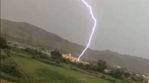 مصرع شخصين جراء الصواعق بجازان.. و"المسند" يحذر من "البلاستيشن" أثناء العواصف