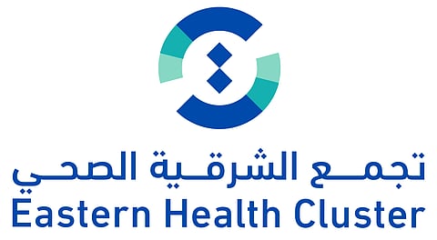 ماذا يحدث عندما يشاهد التلفاز؟.. انتبه إلى 4 علامات تدل على "مشكلات في نظر طفلك"