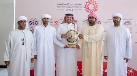 الأمير فهد بن جلوي الفائزين بمهرجان ولي العهد للهجن في فئة حقايق