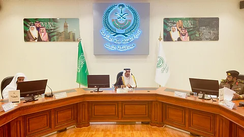 محافظ الليث عمران الزهراني خلال ترؤسه اجتماع لجنة الدفاع المدني الفرعية
