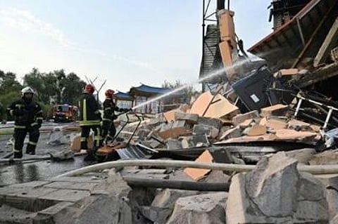 بعض حطام المباني التعليمية التي استهدفتها روسيا داخل منشأة عسكرية أوكرانية