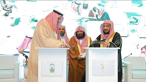 بدر آل الشيخ وعبدالله العضيب يوقعان الاتفاقية بحضور عبدالرحمن السديس