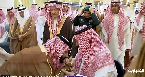 مشهد عنوانه "التقدير والاحترام".. ولي العهد يُقبّل رأس ويد الأمير خالد بن سلطان