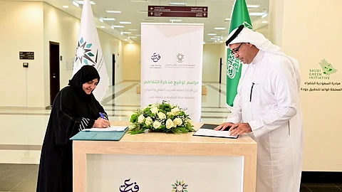 مرعي القرني وهيفاء جمل الليل يوقعان مذكرة التفاهم