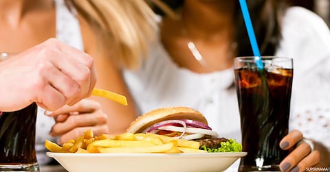 بين الشائعة والحقيقة.. تناول "المشروبات الغازية" مع المأكولات الدسمة يساعد على هضمها