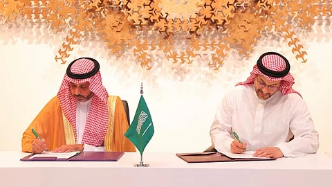 حامد بن محمد فايز وفيصل بافرط يوقعان مذكرة التفاهم