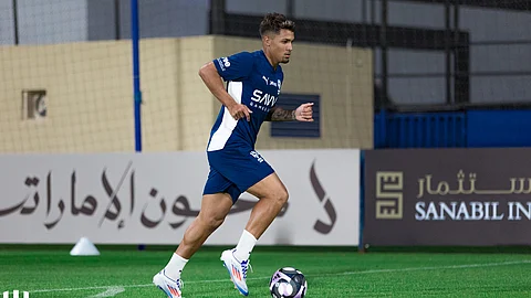 ماركوس ليوناردو لاعب الهلال خلال الحصة التدريبية بالنادي