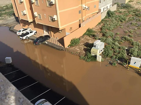 تُنذر بكارثة بيئية.. مياه الأمطار تحاصر منازل السكان في مخطط الشرائع 15 بمكة