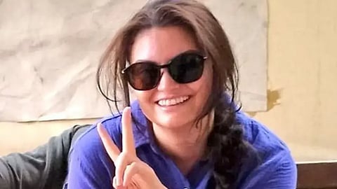 المتضامنة الأمريكية من أصول تركية أيسينور إزجي إيجي