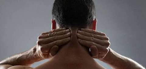قد تسبّب سكتة دماغية ومخاطر عدة.. تحذير من عواقب "طقطقة الرقبة"