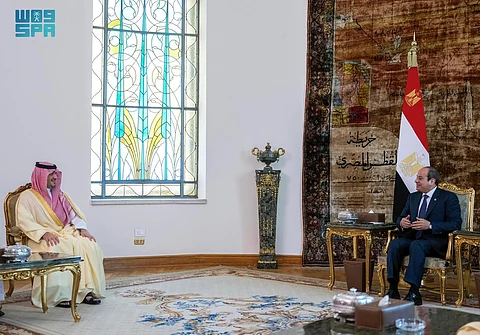 بتوجيه من القيادة.. الأمير عبدالعزيز بن سعود يلتقي الرئيس المصري بالقاهرة