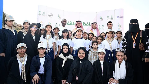 100 طالب وطالبة كشافين في مسيرة شعلة دورة الألعاب السعودية في الطائف