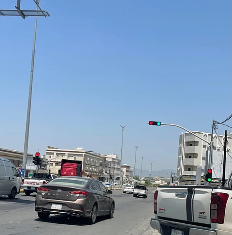"لاني مقيد ولا مفكوك".. الإشارة المجنونة "تخلط الألوان" وتُربِك السير بالمجاردة