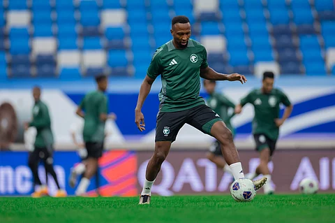 لاعبو المنتخب السعودي الأول لكرة القدم يؤدون التدريبات الجماعية قبل لقاء الصين