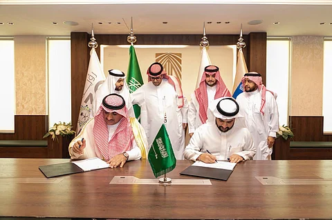 أمانة الأحساء توقع عقدًا استثماريًا لتطوير "جبل أبوحصيص"