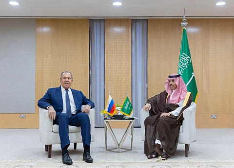 فيصل بن فرحان يلتقي وزير خارجية روسيا