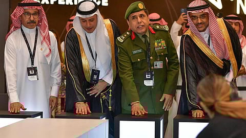 وزارة الداخلية تدشن مشروع البوابات الذكية في مطار خليج نيوم