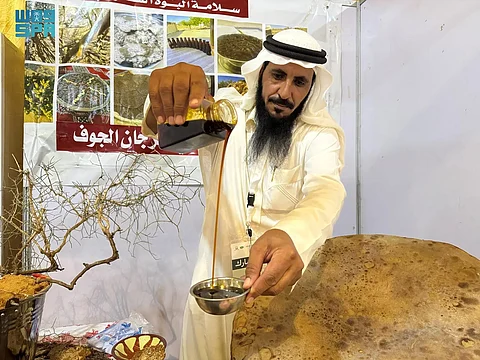 على أرض الجوف.. منتجون محليون يبدعون في صناعة الأرطى وعصير العسل
