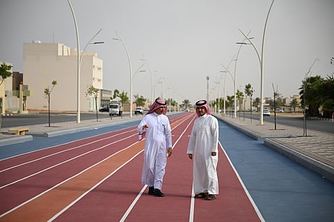 رئيس بلدية عنيزة يتفقد مشاريع حيوية لتحسين جودة الحياة وتطوير شبكة الطرق