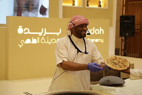 الخبز الحساوي يحظى باهتمام طهاة العالم خلال معرض المدن المبدعة في بريدة