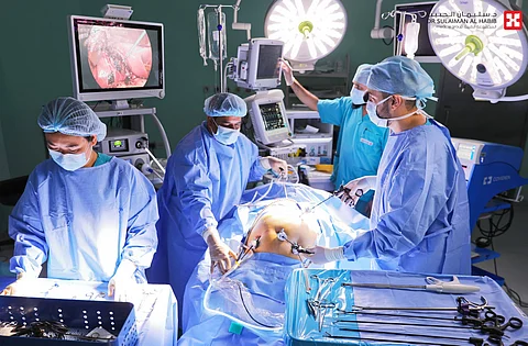 الفريق الطبي المعالج بمستشفى الدكتور سليمان الحبيب بالسويدي