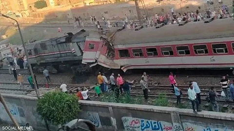 شاهد.. تصادُم قطارَيْن في مصر يتسبَّب بمصرع 3 وإصابة 40 آخرين