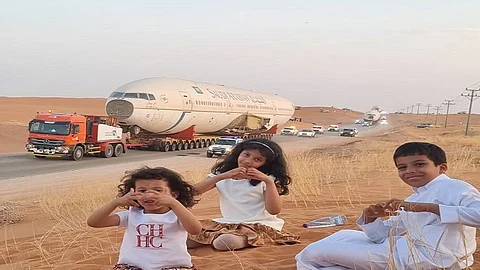 من سفوح الرمال الذهبية بثرمداء.. شاهد براءة الأطفال في الاحتفال بطائرات الترفيه