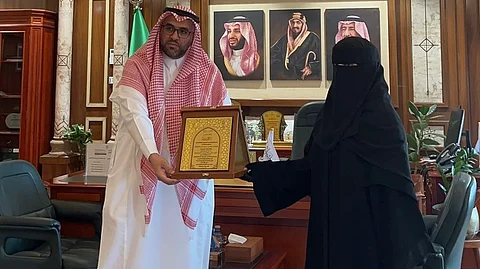 تنفيذًا لتوجيهات أمير المنطقة.. مدير "تعليم عسير" يكرّم المعلمة "رفعة القحطاني" بدرع التميز