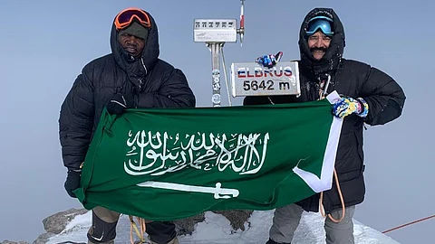 السعوديان "شريف" و"سوهاوي" يرفعان عَلَم المملكة على قمة جبل إلبروس في روسيا