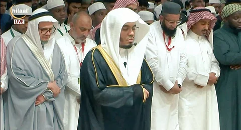 "جئتكم من مكةَ بكل حبٍ".. شاهد "الدوسري" يؤم المصلين في بريتوريا: دستورنا القرآن