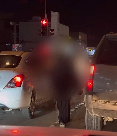 مسؤوليتنا جميعاً.. ضبْط أردنية وبنجلاديشيَّيْن يمارسون التسوُّل بإشارات المرور وشوارع الرياض