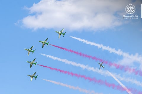 شاهد.. القوات الجوية السعودية تُقَدم تشكيلات وعروضًا في سماء العاصمة اليونانية