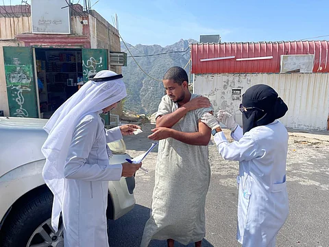 جازان.. "طبابة العارضة" تقدم خدماتها لـ2347 مستفيدًا في قمم الجبال