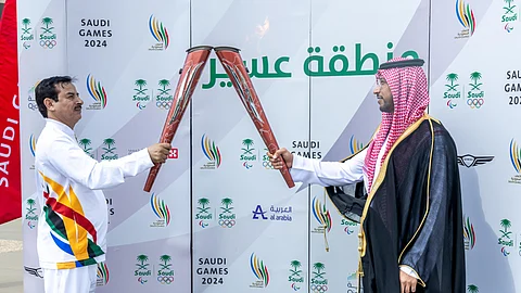 نائب أمير عسبر الأمير خالد بن سطام يتسلم شعلة دورة الألعاب السعودية 2024