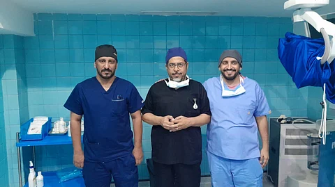 "عيون جدة" يستخرج شظية صغيرة من عين مُقيم أربعيني