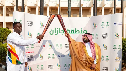 نائب أمير جازان الأمير محمد بن عبدالعزيز يتسلم شعلة دورة الألعاب السعودية 2024