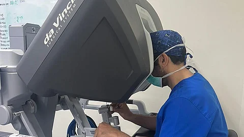 إنجاز طبي.. أول استئصال جزئي لكبد متبرع حي باستخدام الروبوت الجراحي بـ "تخصصي الدمام"