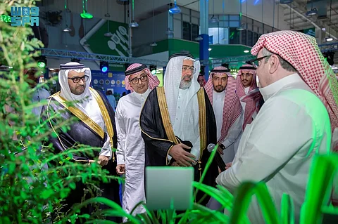 مركز النخيل و"البيئة" يدشنان "الفحم الحيوي" بإعادة تدوير خامات النخيل