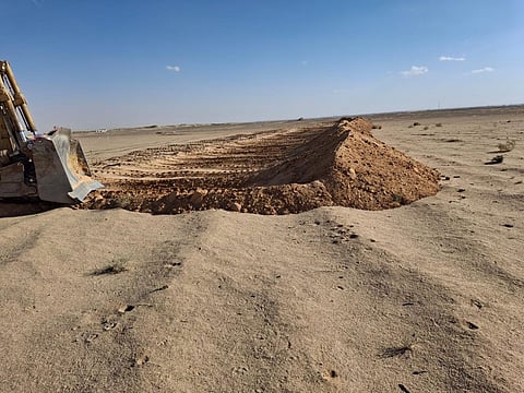 بعد توثيق مواطن له.. "بلدية القريات" تباشر موقعًا تحول لحفرة خطرة من جراء تجريف الرمال