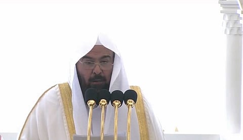 خطيب الحرم المكي: الإسلام نهى عن التوسُّل بالأموات والأولياء والتمسح بالقبور والمحدثات