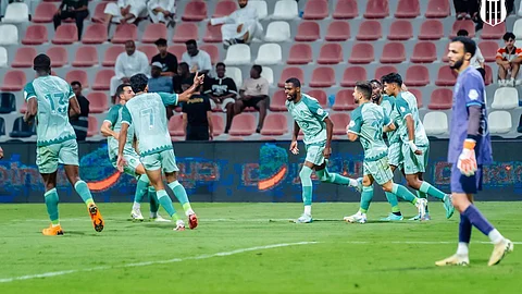 فرحة لاعبي الرياض بتسجيل هدف في مرمى الرائد