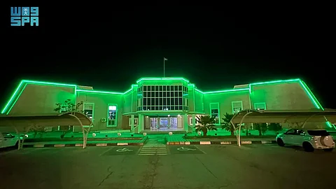 في لوحة وطنية.. مباني ومعالم رفحاء ومراكزها تزدان باللون الأخضر احتفالاً بيوم الوطن الـ 94