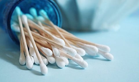 عادة يمارسها الكثيرون قد تسبّب طنين الأذن وفقدان السمع.. وهنا نصائح الخبراء