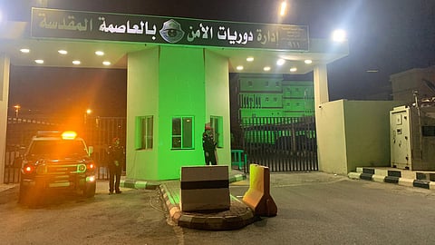 مبنى دوريات الأمن بالعاصمة المقدسة يتوشح بالأخضر في اليوم الوطني 94